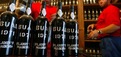 Campanha para vinho e bordados como prenda de Natal